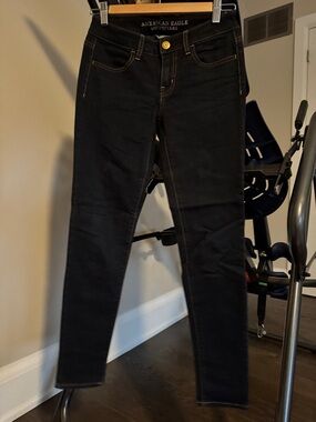 American Eagle Outfitters Black High-Rise Jeggings with Contrast Stitching